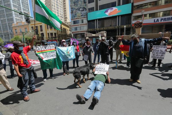 Una protesta en Bolivia se "crucifica" para pedir la devolución de pensiones - MarketData