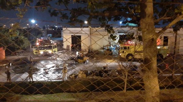 Incendio afectó al menos dos depósitos del Aeropuerto Silvio Pettirossi - Nacionales - ABC Color