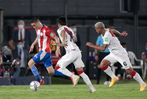 Paraguay empata con Perú en su debut