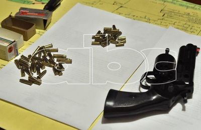 Detienen a dos personas que portaban armas de forma ilegal - Nacionales - ABC Color