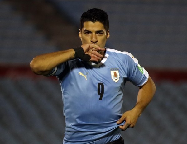 Uruguay celebra sobre la hora ante Chile