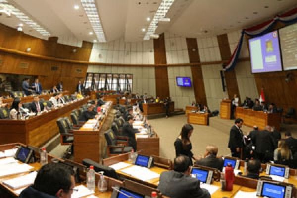Diputados investigados o blanqueados censuran y atropellan la Constitución