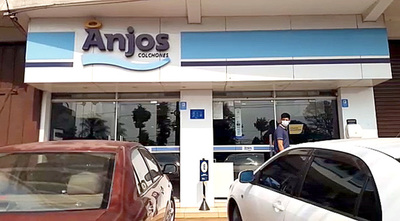 Motochorros roban dinero y celulares tras tomar por asalto local de venta de colchones