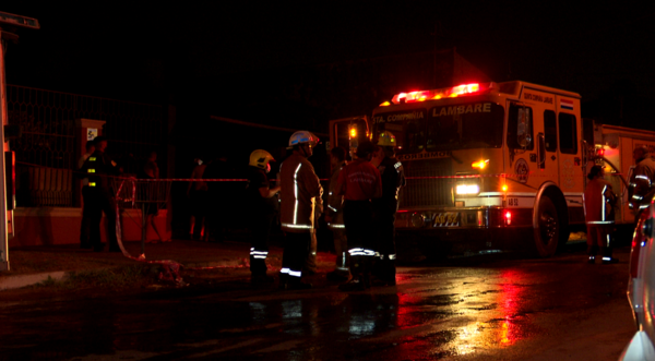 Trágico incendio en Lambaré deja un fallecido y dos afectados por humo
