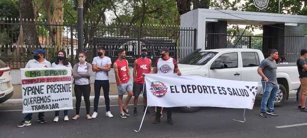 Propietarios de canchas sintéticas se manifestaron pidiendo reapertura - Megacadena — Últimas Noticias de Paraguay