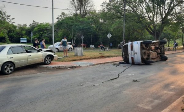 Minibus vuelca tras ser embestido por un automóvil en el Área 1