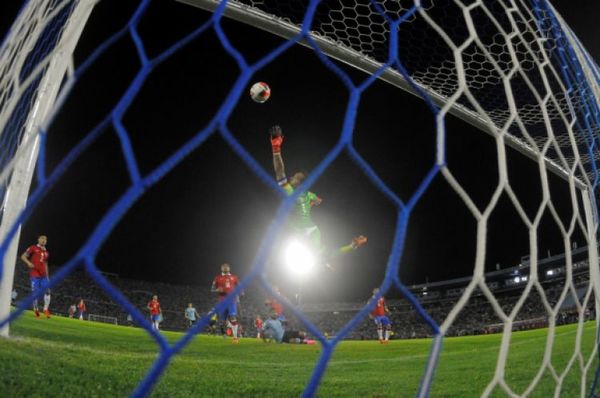 Uruguay recibe a Chile en el Centenario con ambición ofensiva