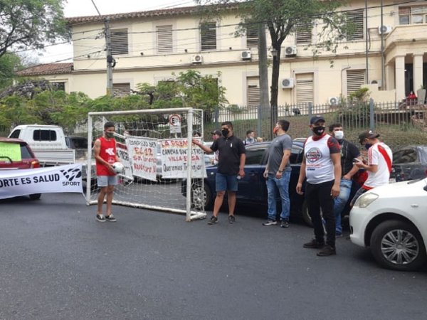 Dueños de canchas sintéticas se movilizan para exigir reapertura