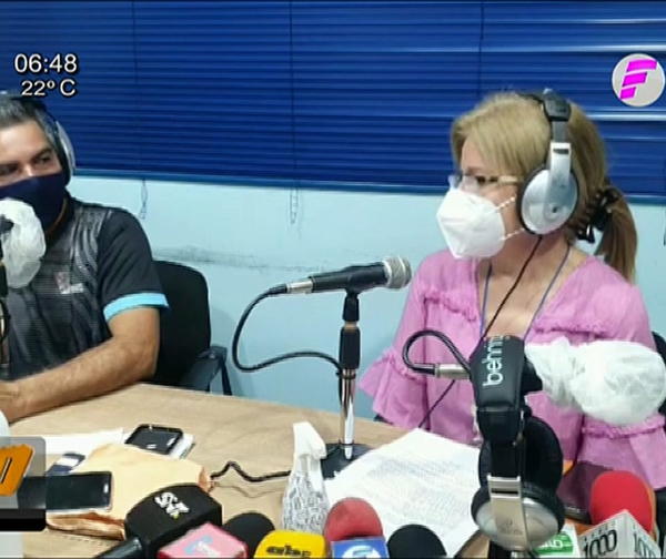 Hijas de Denis inician programa radial para comunicarse con su padre