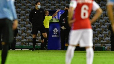 Zamorano y Medel descargaron contra el arbitraje del paraguayo Eber Aquino