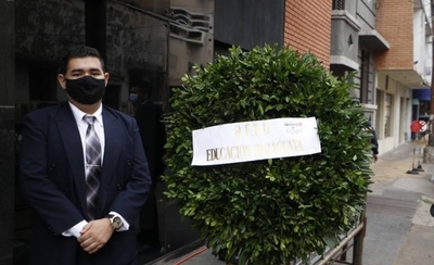 HOY / Alumnos dejan arreglo fúnebre frente al MEC: “QEPD educación paraguaya”