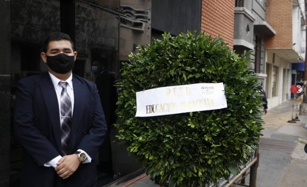 HOY / Alumnos dejan arreglo fúnebre frente al MEC: “QEPD educación paraguaya”