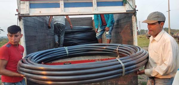 LA MUNICIPALIDAD DE ALTO VERÁ ENTREGÓ CAÑOS PARA MEJORA DE PROVISIÓN DE AGUA