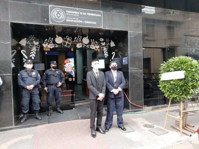 Estudiantes dan por muerta a la educación paraguaya y depositan corona de flores frente al MEC