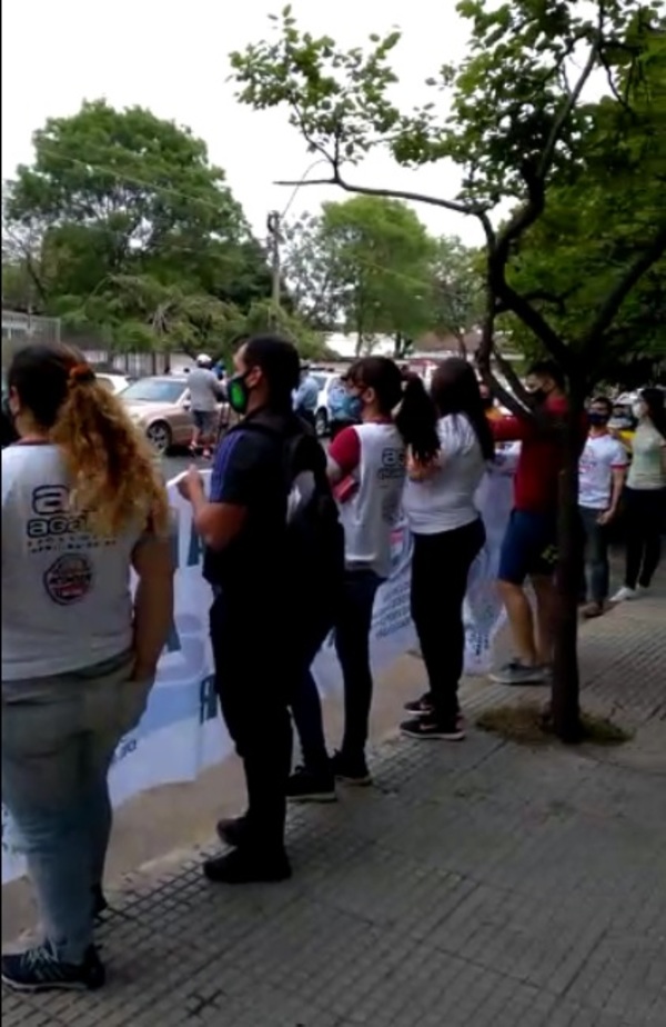 Particular protesta frente a Salud por el retorno del fútbol | OnLivePy