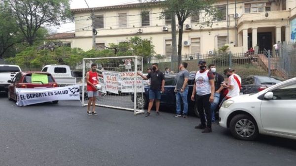Dueños de canchas sintéticas protestan frente a Salud exigiendo reapertura