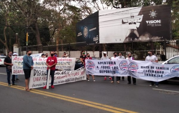 Crónica / Cerraron calle pidiendo reabrir canchas sintéticas