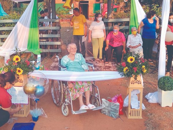 Con caravana festejan los 105 años de una abuelita