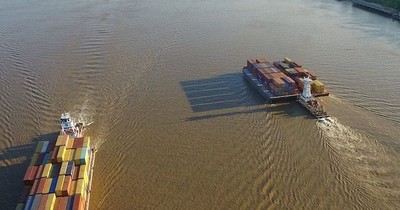 La Nación / Bajante del río obliga a operar desde Pilar, indica Centro de Armadores Fluviales