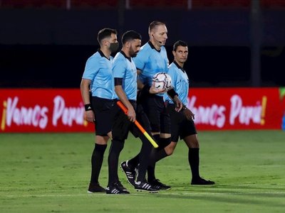 Castrilli: "Pitana se equivocó, era roja para Zambrano"