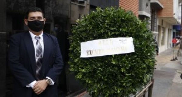 Estudiantes dan por muerta a la educación paraguaya y depositan corona de flores frente al MEC