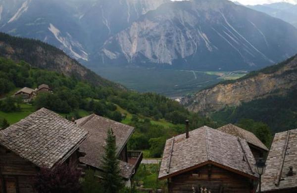 Un pueblo de Suiza paga hasta 70.000 euros para que vivas ahí - SNT