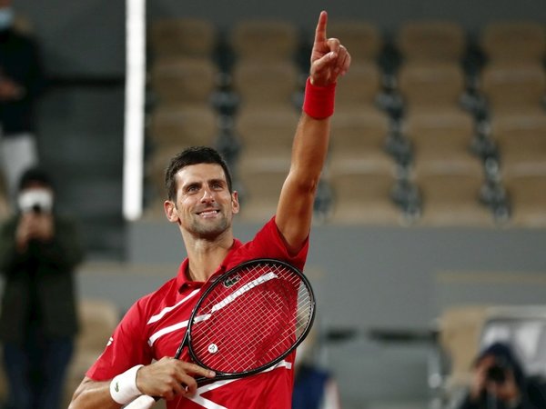 Djokovic evita la remontada y vence a Tsitsipas para desafiar a Nadal
