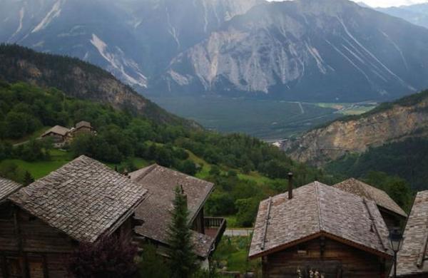 Un pueblo de Suiza paga hasta 70.000 euros para que vivas ahí - C9N