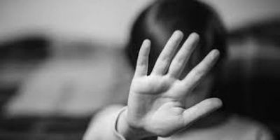 Detienen a madre y a padrastro de dos niñas que eran víctimas de abuso sexual