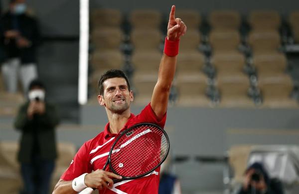 Djokovic vence a Tsitsipas y desafía a Nadal en la final