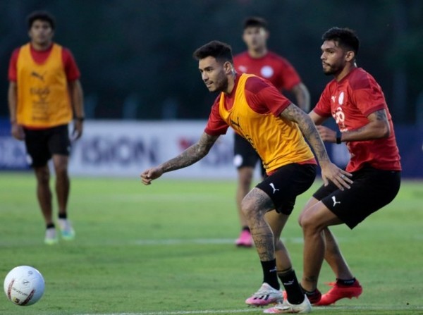 La Albirroja volvió a los entrenamientos luego del estreno - APF
