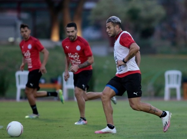 La Albirroja volvió a los entrenamientos luego del estreno premundialista - APF