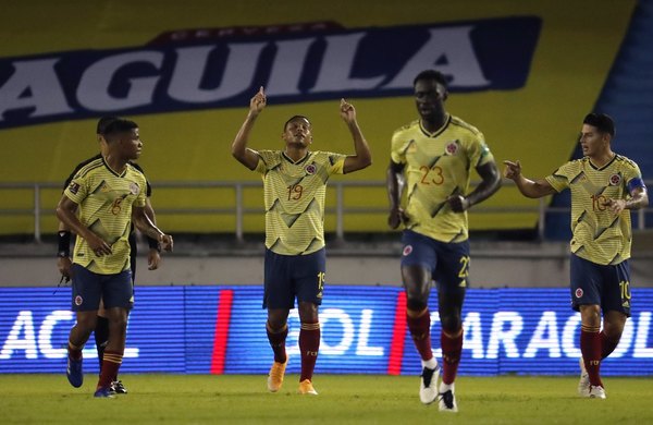 Colombia golea a una floja Venezuela en el debut
