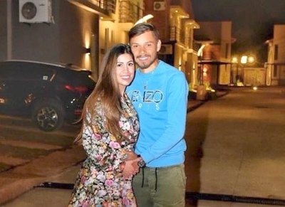 Crónica / ¡Novia de Ángel Romero mostró pancita!