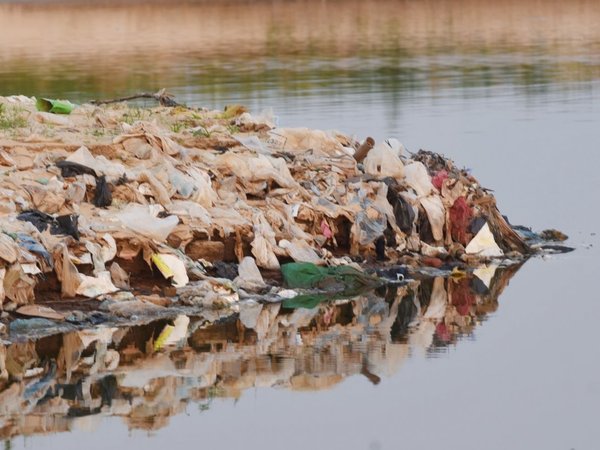 Tras descenso del río, en la Bahía se observa todo tipo de basura