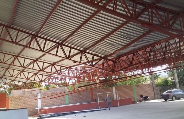 Se desprende techo de un tinglado construido  hace  un año en escuela - Nacionales - ABC Color