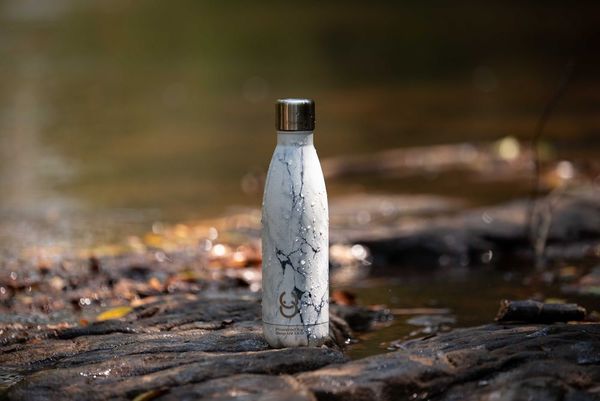 Botella inteligente desinfecta el agua en segundos