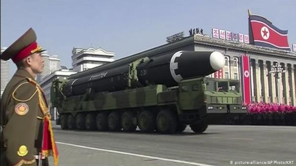 Corea del Norte realiza desfile militar y Washington estará atento a su armamento