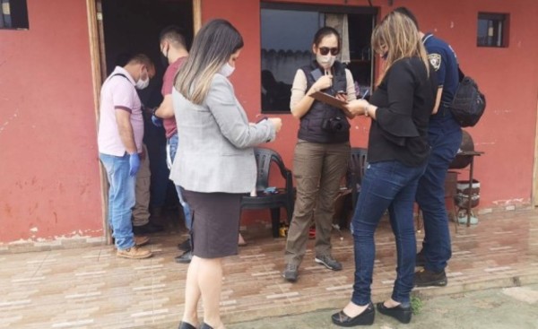 Transexual y una mujer detenidos por grabar y extorsionar a clientes