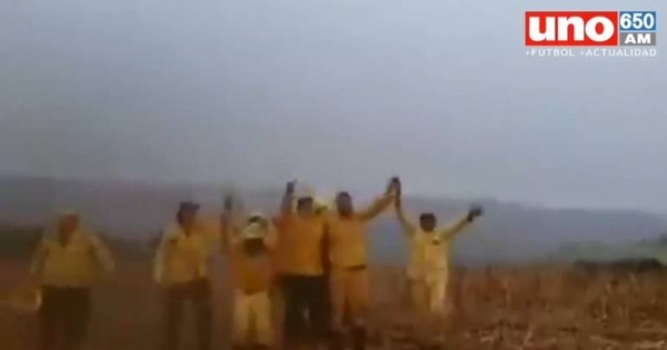 HOY / Bomberos celebran llegada de la lluvia a Minga Guazú
