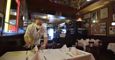 La Nación / Bares y restaurantes de Berlín, cerrados durante la noche para frenar la pandemia