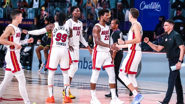 Los Heat derrotan a los Lakers y siguen con vida
