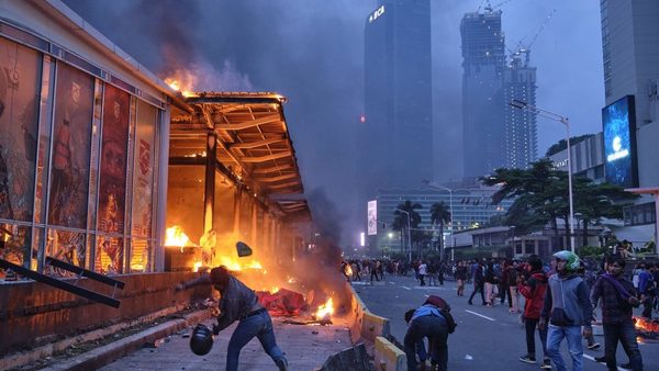 La policía de Indonesia captura a miles de personas que protestaban por una nueva ley, dice Antara