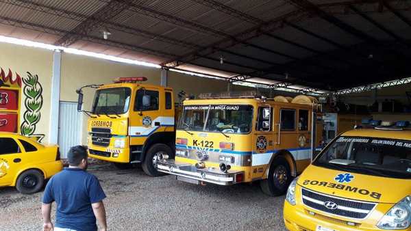 Bomberos celebran llegada de la lluvia a Minga Guazú