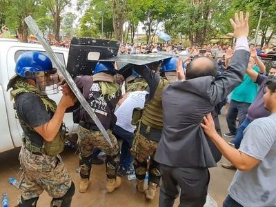 Fiscala de Ciudad del Este fue literalmente expulsada durante allanamiento - Nacionales - ABC Color