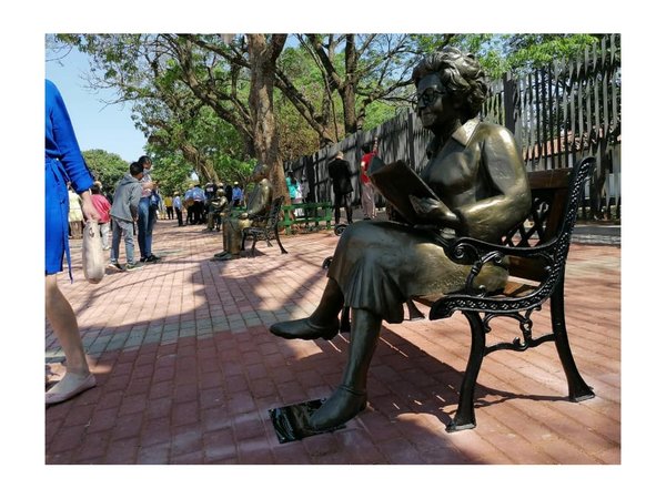 Inauguran escultura de autora del libro Estrellita en Yaguarón