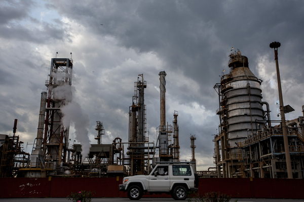 Denuncian la paralización de una gran refinería venezolana por una nueva falla - MarketData