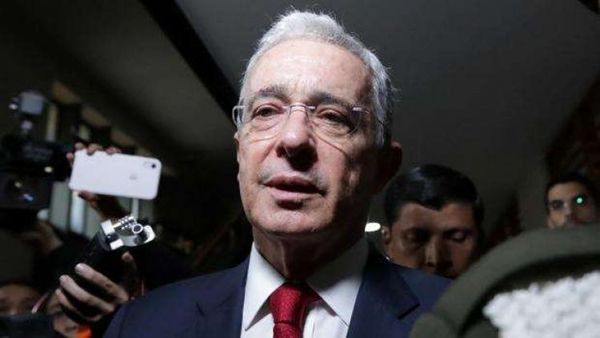 Jueza ordena libertad de expresidente colombiano Uribe, en arresto domiciliario desde agosto