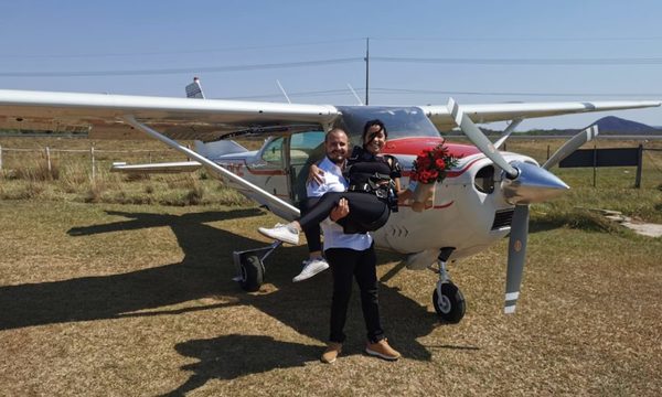 Video/ ¡Novio esperó que su amada se tire del avión para pedirle matrimonio!