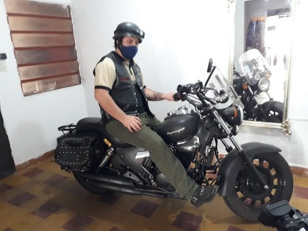 TRAS LARGOS VIAJES Y MUCHAS HISTORIAS RECORRIENDO EL PAÍS, MOTOCICLISTA DECIDIÓ VIVIR EN ENCARNACIÓN